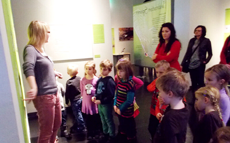 Kitagruppe in Spinnenausstellung