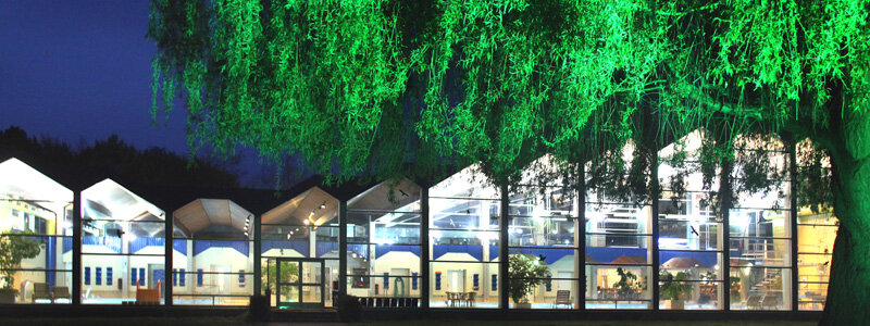 Hallenbad Aussenansicht bei Nacht