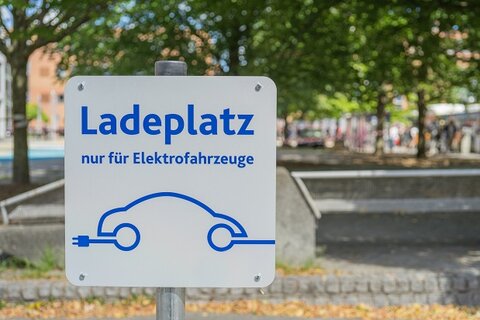 electric-car-3585681_1280