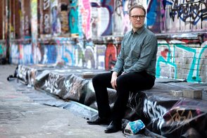 2025-10-25 20 Uhr Piazza René Sydow - In ganzen Sätzen - Pressefoto 1 (c) F