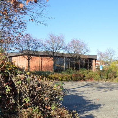 MZH_Aussen_Parkplatz_HAlle
