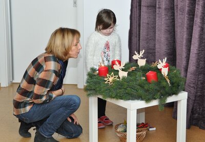 Kerzen am Adventskalender auspusten 