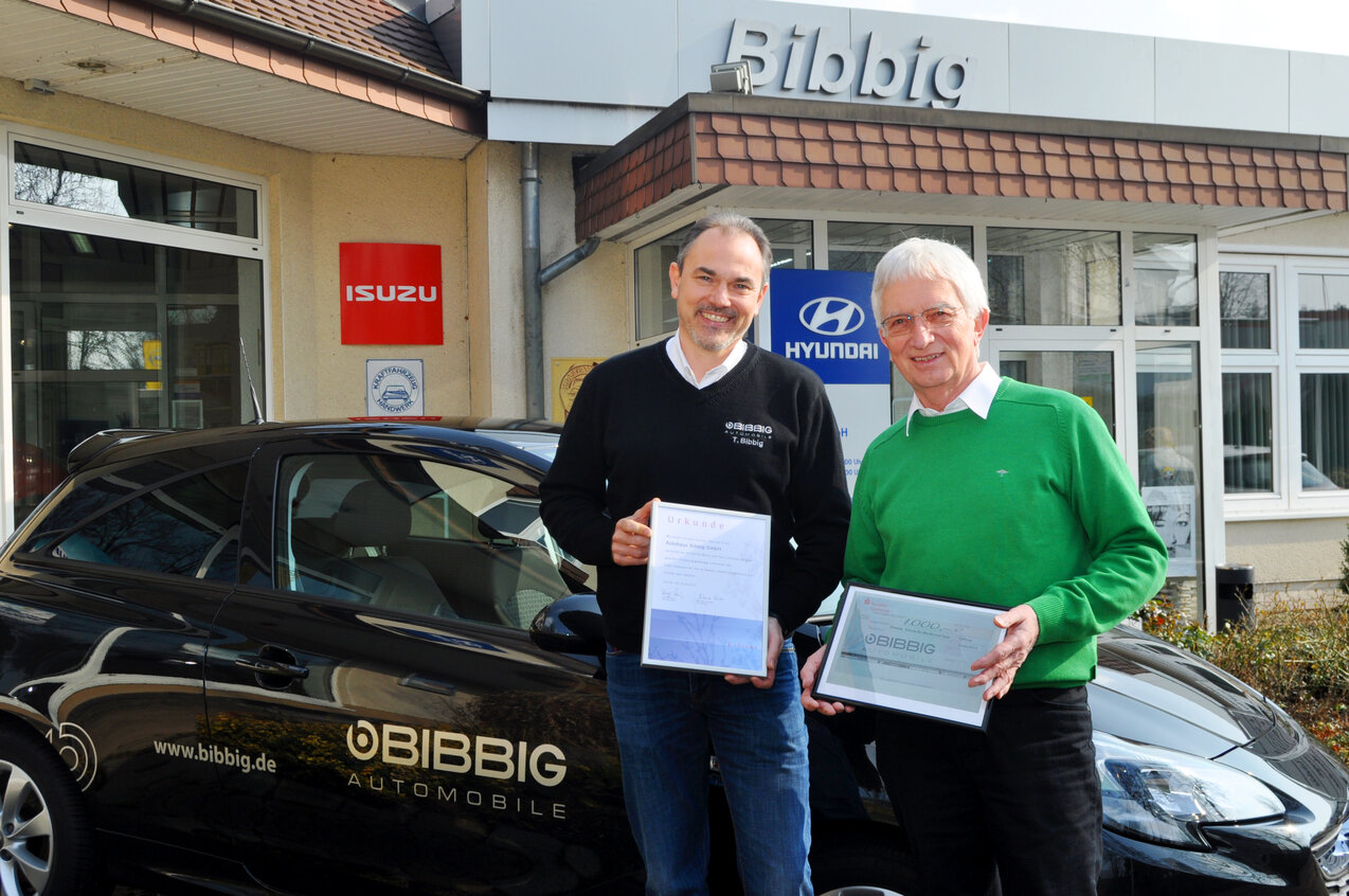 Spendenübergabe vor dem Autohaus Bibbig