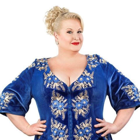 2027-06-13 DaphnedeLuxe_Kopfhoch_quer_Foto-DominicReichenbach