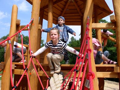 Spielplatz mit Kindern