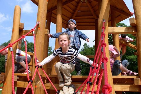 Spielplatz mit Kindern