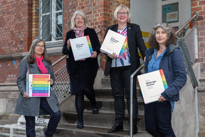 v.l.: Cordula Klinzing (kommunale Bildungskoordination Zugewanderte), Ilona Friedrich (Bürgermeisterin Stadt Kassel), Silke Engler (Vizelandrätin Landkreis Kassel), Anne Nagel (Leitung Familienbildung Kulturzentrum Schlachthof)